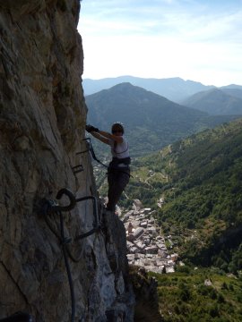 Bianca sul traverso del 1° Pilastro della Via Ferrata (22265 bytes)